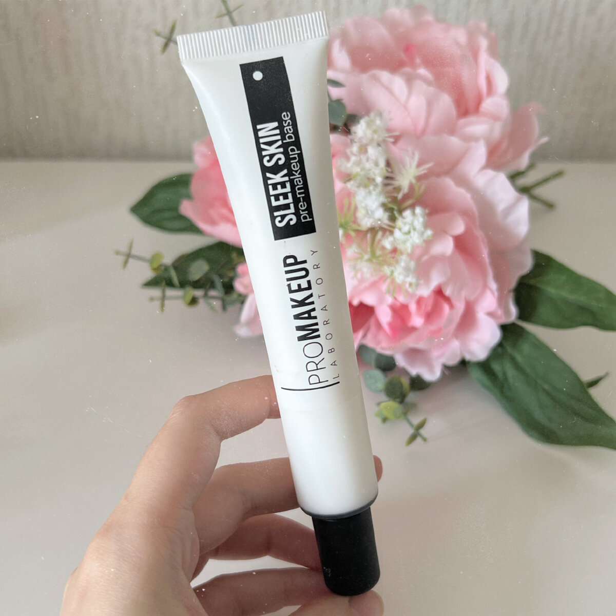 Помимо того, что она регулирует себум, эта база классно выравнивает рельеф и запечатывает все шелушинки. Кожа выглядит с ней моложе и свежее. 