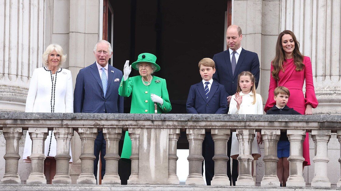 Королева Елизавета и ближайшее окружение.