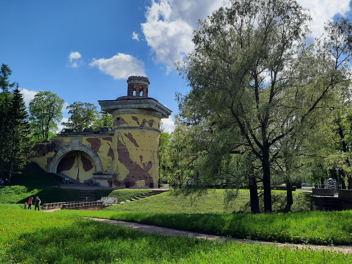 Башня-руина в Екатерининском парке в Пушкине