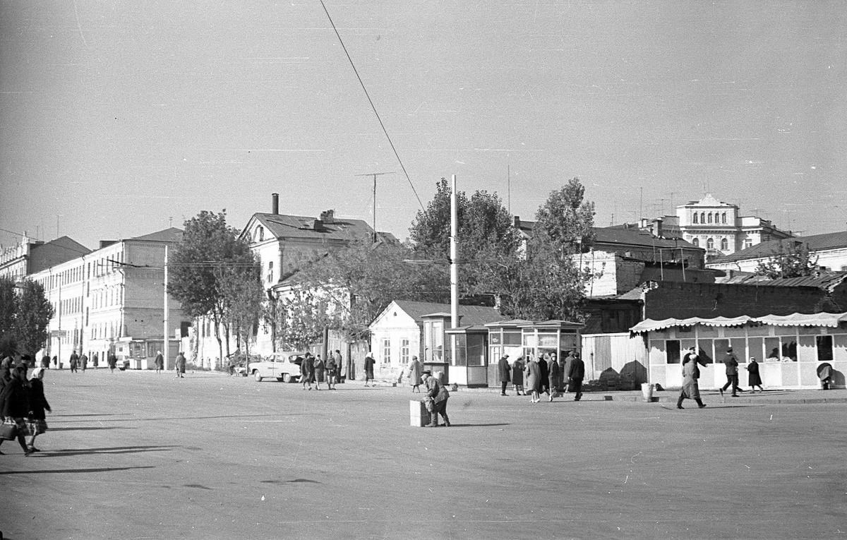 1964. Контактная сеть поворачивает с Набережной на Ленинский взвоз