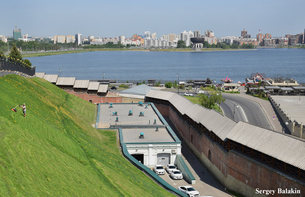 Вид из кремля на реку Казанку. На противоположном берегу выделяется здание «Чаша» в виде казана на ножках – это Дворец бракосочетаний, построенный в 2013 г. Здесь далее – все фото автора (кроме одного, особо отмеченного)