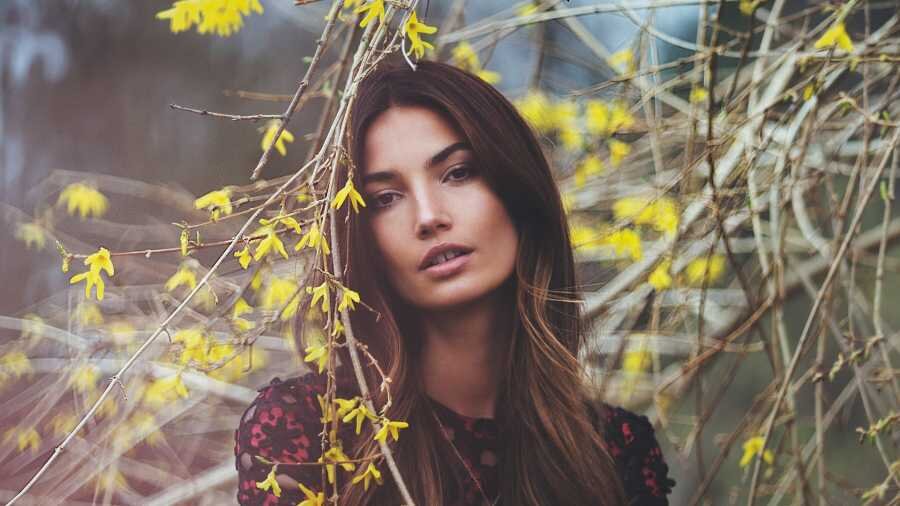 Лили Олдридж — популярная американская супермодель, ставшая знаменитой благодаря сотрудничеству с мировым брендом нижнего белья Victoria’s Secret. Несмотря на то, что у нее достаточно средний для модельного бизнеса рост, она смогла громко заявить о себе, и уже долгое время удерживает статус топ-модели.

Девушка является любимицей многих известных дизайнеров и редакторов модных журналов, из-за чего модельная жизнь красавицы очень насыщена различными заказами и предложениями по работе. Неоднократно голая Лили снималась для мужских глянцев, однако никогда ее фото не выглядели чересчур откровенно или пошло. На данный момент модель активно снимается для знаменитых изданий, до сих пор участвует в показах, и, конечно же, активно занимается воспитанием своей любимой дочки.