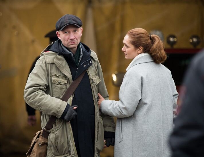 Следователь Пахомов (Дмитрий Куличков) и хирург Вера (Виктория Исакова) в сериале "Заключение".Источник фото: https://www.kino-teatr.ru/kino/movie/ros/132000/foto/i3/1202859/