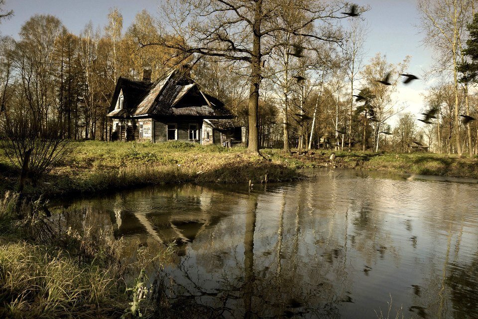 Старый дом у озера
