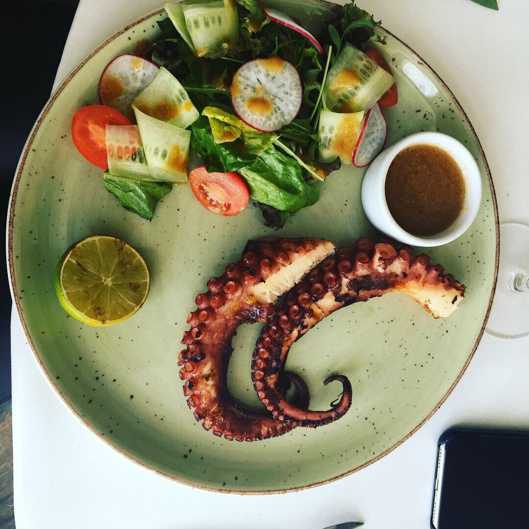 Осьминог на гриле, по вкусу рецепт им дал сам Будда.