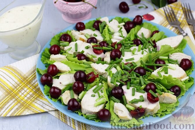 куриное филе, вишня, салат листовой, лук зелёный, сметана, мёд, сок лимона, карри, соль, перец чёрный молотый