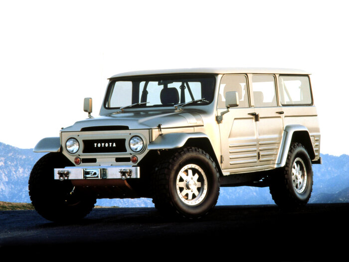 Энтузиасты восстановили легендарный Land Cruiser FJ45 - автомобиль, который не сходит с конвейера уже несколько десятилетий. Получилось у них совсем не дурно, несмотря на то, что «старика» пришлось модернизировать современной начинкой.Land Cruiser FJ45 - классика жанра.