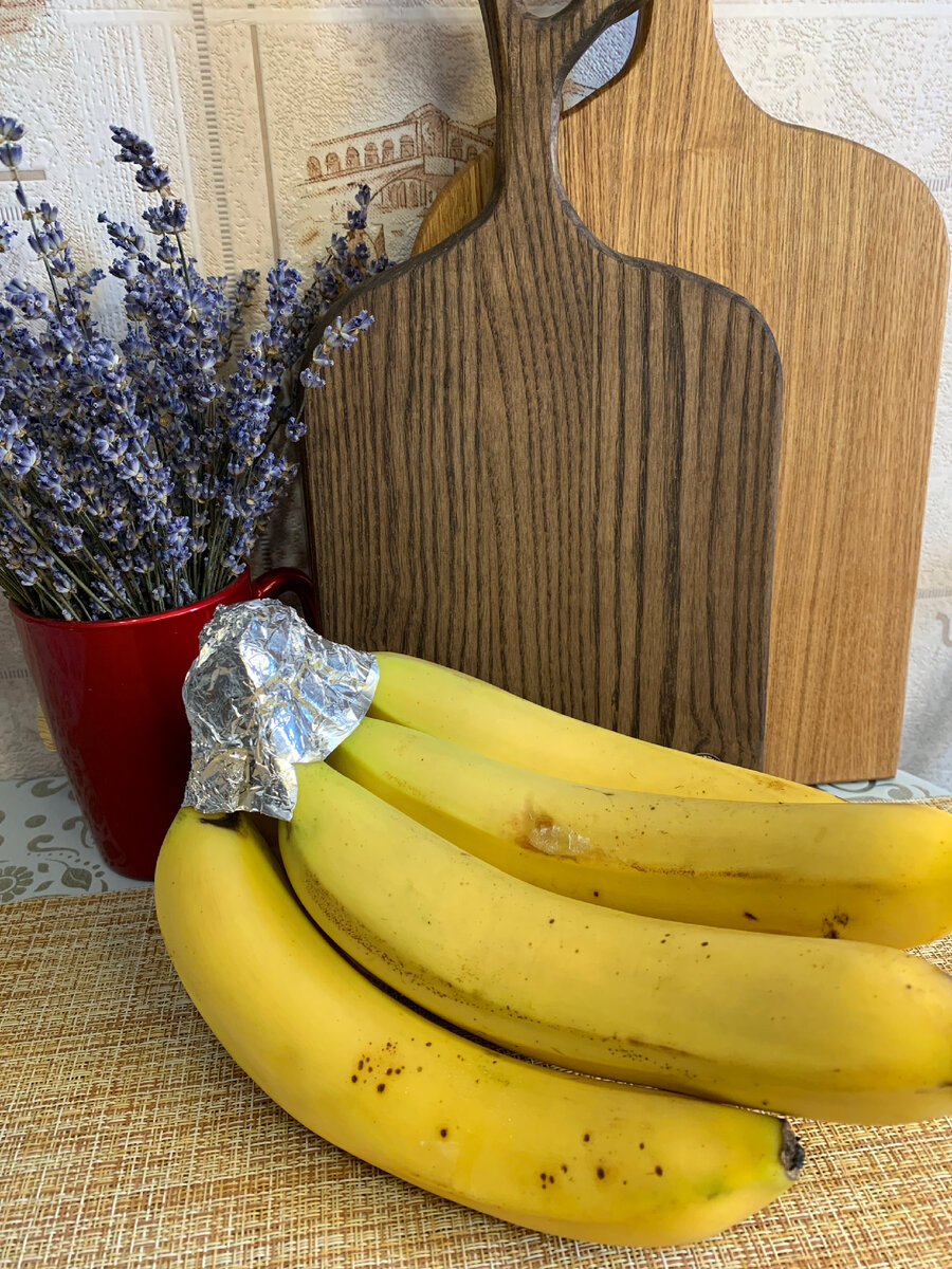 Фольга для бананов. Банан в фольге. Банан с пятнами на кожуре. Чтобы бананы дольше хранились. Хранение бананов.