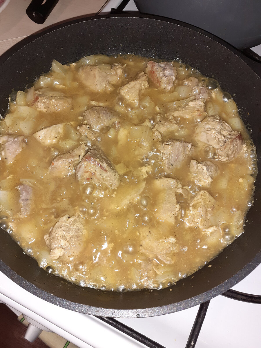 Первый процесс:обжаривание свинины с луком.