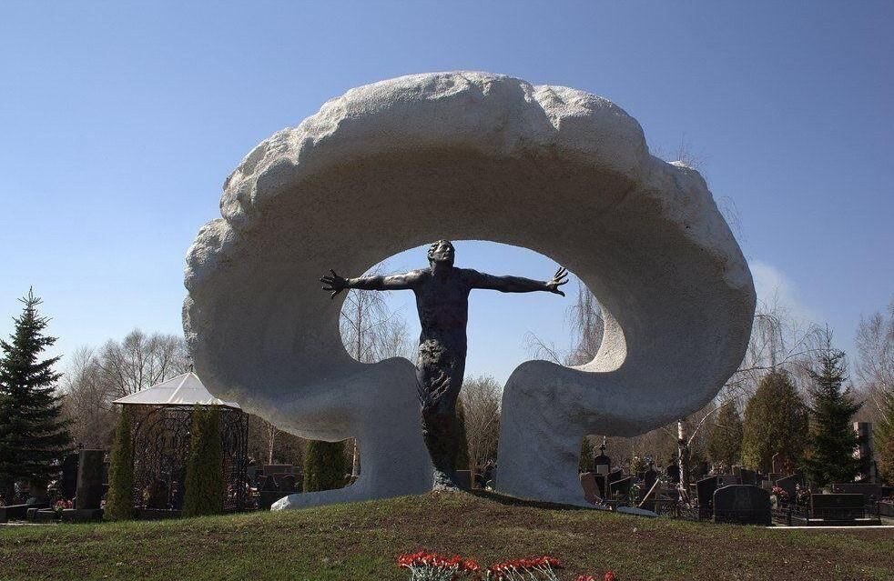 Памятник первым героям Чернобыля на Митинском кладбище в Москве. Они заслонили собой мир от ядерной катастрофы. Источник фото: https://www.culture.ru/storage/images/298a5b1bf4ce47a8ce3b16bff55772f8/b5118afd897779a7f3a66058d5b76669.jpeg 
