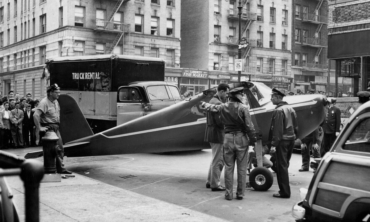 Cessna 140, совершила плавную посадку на Сент-Николас-авеню шириной возле 191-й ул.