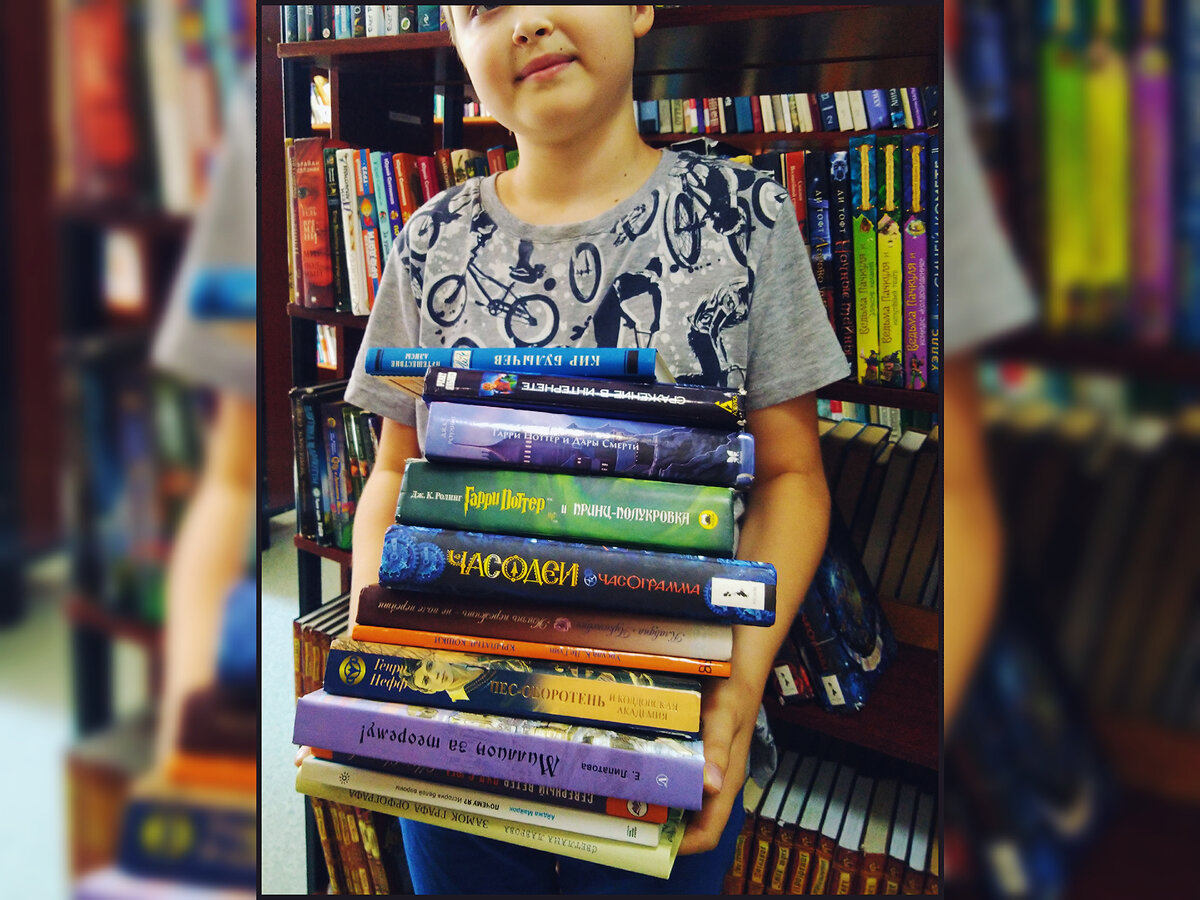 Это наша стопка книг за лето. В прошлые годы была больше. 