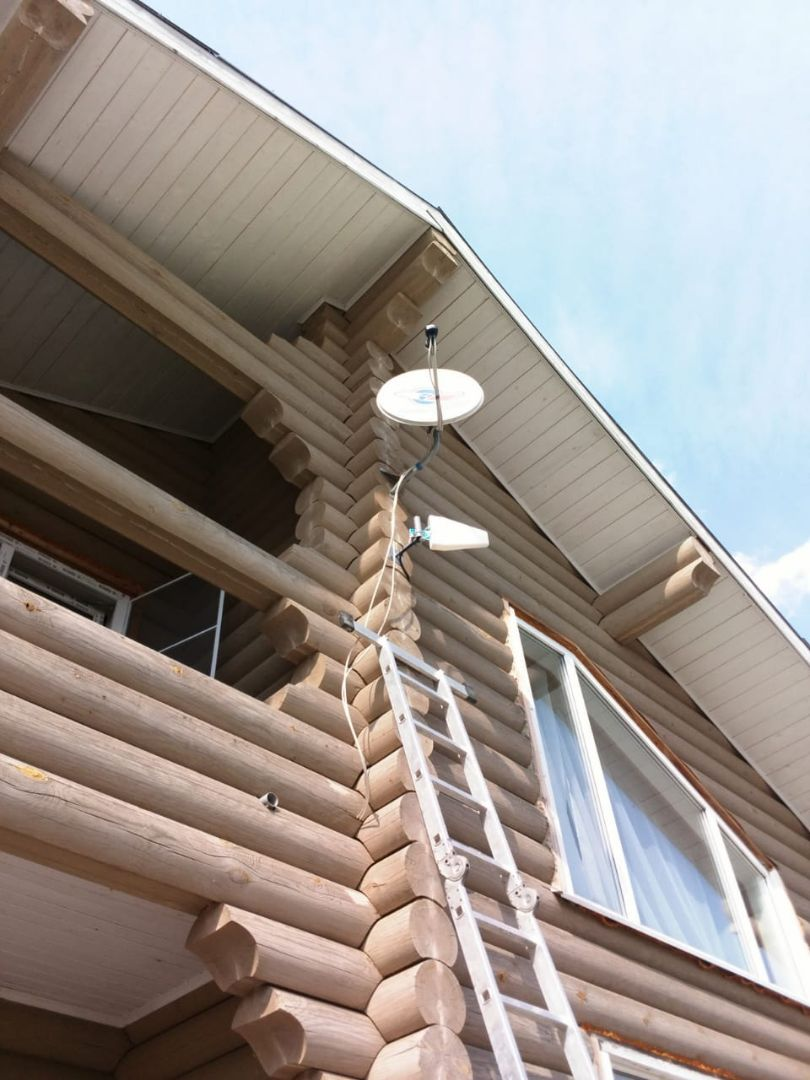 Внешнюю антенну, которая принимает сигнал от ближайших базовых станций, смонтировали на фасаде дома.