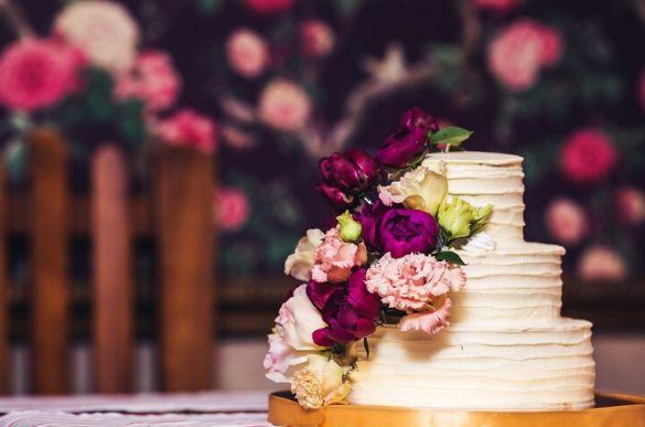 Пример торта, декорированного живыми цветами. Источник: https://ru.freepik.com/premium-photo/three-tiered-wedding-cake-decorated-with-beautiful-flowers_13146552.htm