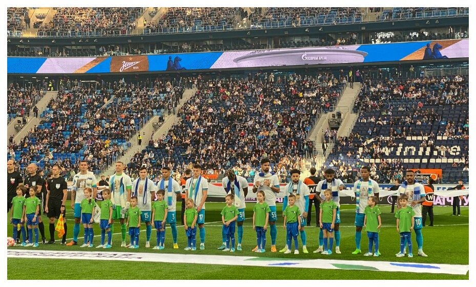    Футболисты «Зенита» появились на поле в шарфах от бабушек. Фото: соцсети «Зенит»