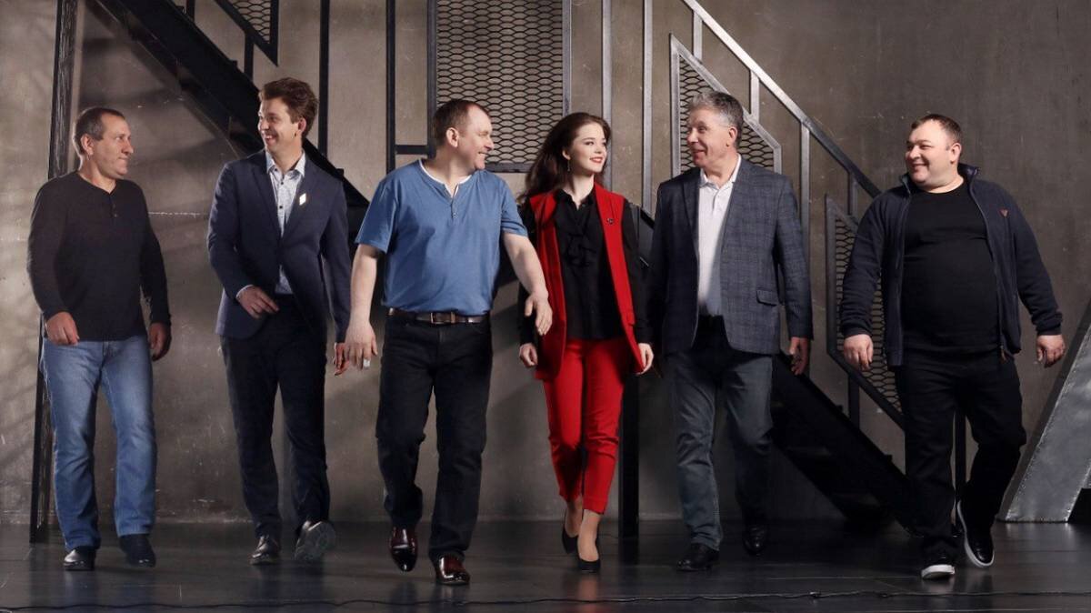    Толстовы, «Мослифт» (слева направо): племянник Юрий, сын Антон, племянник Геннадий, дочь Алеся, основатель династии Владимир Владимирович и племянник Владимир / Фото: Пресс-служба Департамента инвестиционной и промышленной политики Москвы