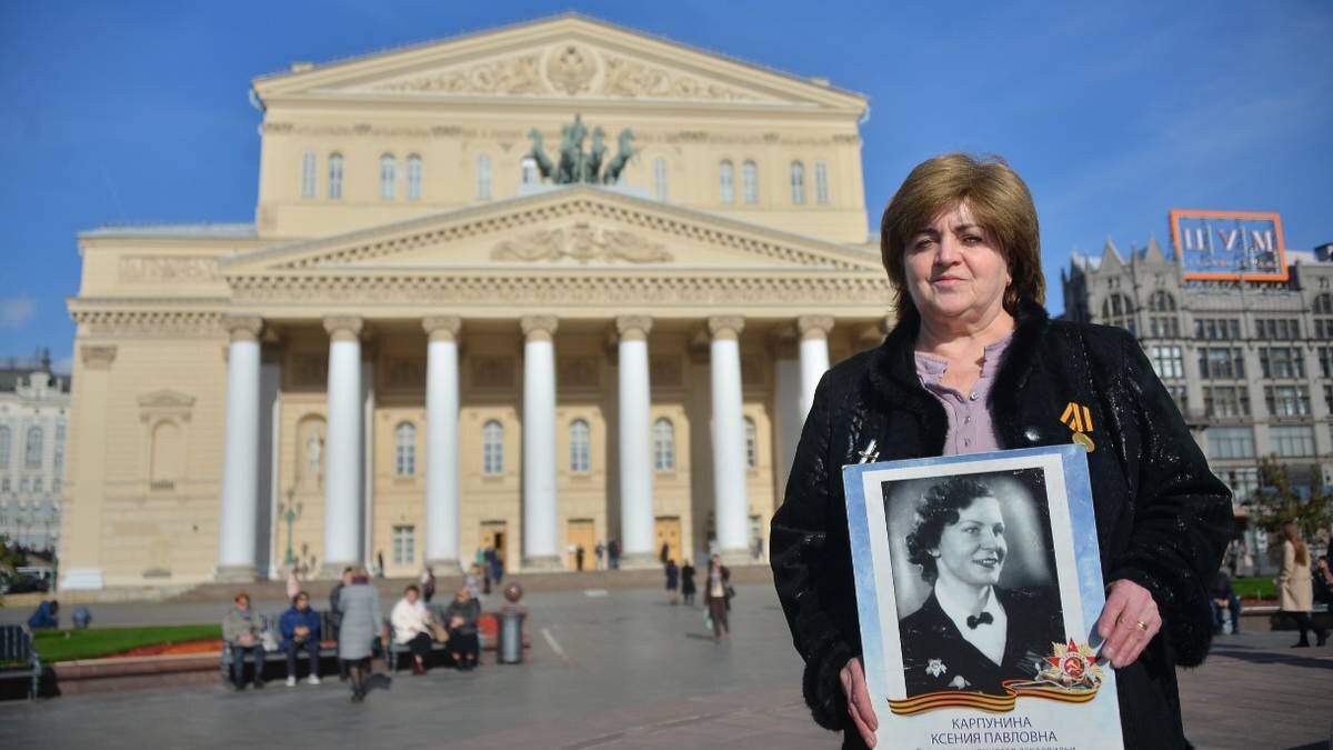    Дочь штурмана самолета По-2, комиссара эскадрильи Ксении Карпуниной Марина Хромова пришла отдать дань памяти Героям Советского Союза / Фото: Анна Малакмадзе / Вечерняя Москва