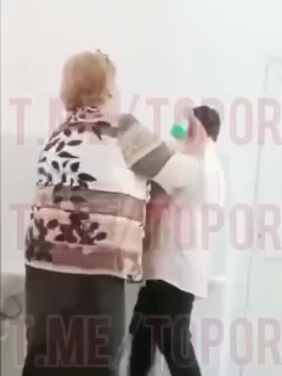     Учитель, накормившая подростка мылом/скриншот видео vk.com/tipichkras