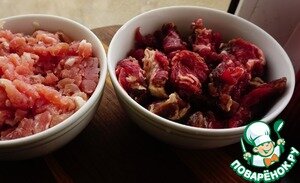 Для рубленой ветчины нам нужна в меру жирная свинина (я взяла заднюю часть) и не жирная говядина. Для начала нужно порезать и засолить мясо. Ссылку на засолку мяса со всеми мелочами с информацией про нитритную соль, дам ниже. Свинину нарезаем кубиками 1-1,5 см, говядину – кусочками под мясорубку. В оригинальном рецепте предлагалось взять 30 г нитритной соли (почему именно нитритная соль, читайте в рецепте засолки мяса). Но мне показалось немного пересолено и я, в следующий раз взяла 25 г. Если берете 25 г, то на свинину уходит 15 г, а на говядину – 10 г, на 30 г, берем 18г и 12г соответственно. Просаливаем отдельно друг от друга в холодильнике при 2-4 градусах от 2 до 7 суток. Для качественного фарширования, температура сырья не должна подниматься выше 10 градусов. Поэтому мясо изначально должно быть подмороженным. Поэтому раскладываем просоленное мясо в один слой на тарелки и отправляем на 1-1,5 часа в морозиловку