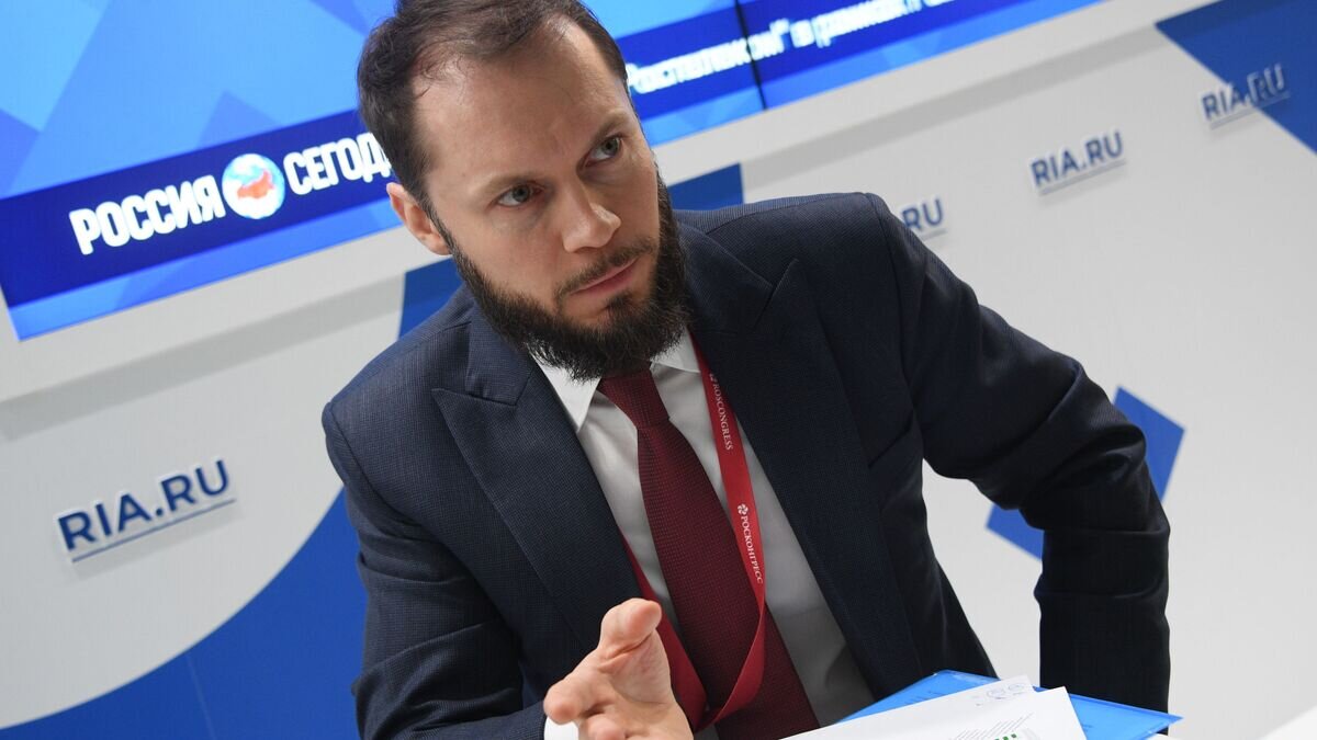    Заместитель руководителя Федеральной антимонопольной службы (ФАС) Виталий Королев на стенде МИА "Россия Сегодня" на Российском инвестиционном форуме в Сочи © РИА Новости / Евгений Биятов