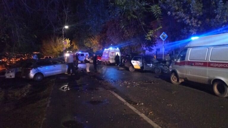    В Оренбурге зажатому в салоне водителю потребовалась помощь спасателей Андрей Севостьянов