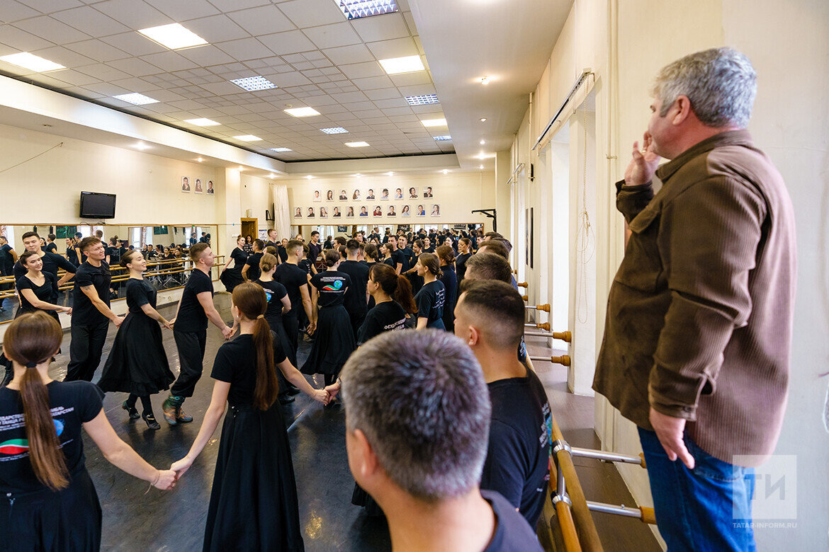 Айрат Хаметов дирижирует, буквально забравшись на подоконник, иначе в маленьком помещении его сметут танцующие. Фото: © Салават Камалетдинов / «Татар-информ»