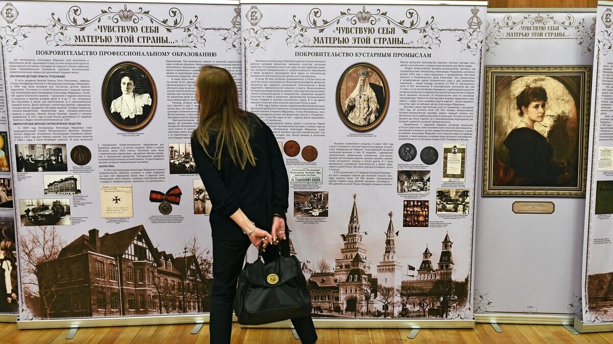    Посетительница благотворительной акции "Белый цветок" в рамках открытия музейно-выставочного центра "Сергиев Скит"© РИА Новости / Максим Блинов