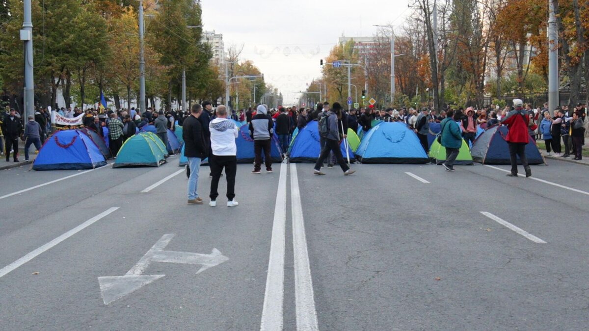 Протестующие перегородили главную улицу столицы! 