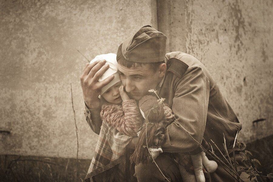 Душераздирающая история. Солдат с ребенком. Военный фотограф. Трогательные военные. Советский солдат с ребенком.