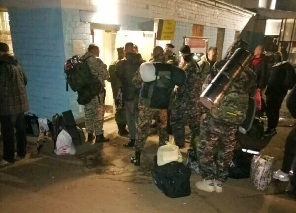 мобилизованные из Новгородской области перед КПП