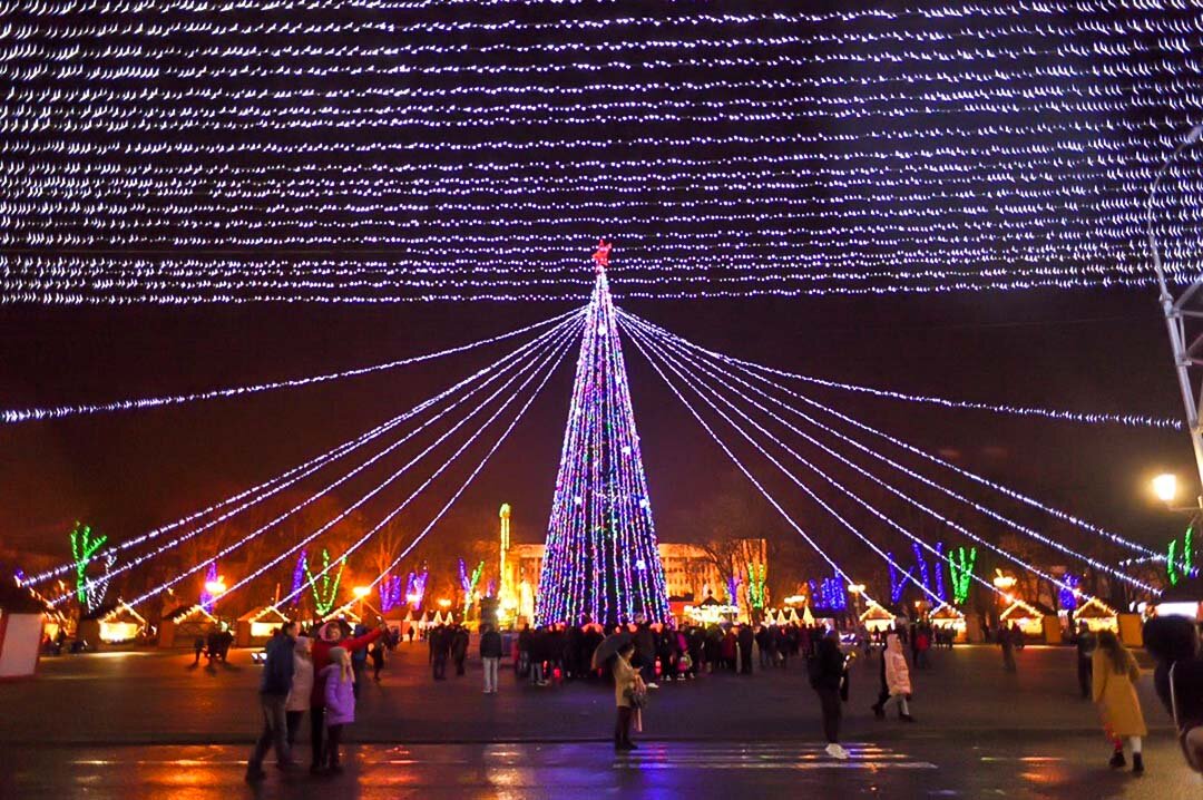    В центре Майкопа устанавливают главную 20-метровую елку республики.Фото: vk.com/maikop_adm