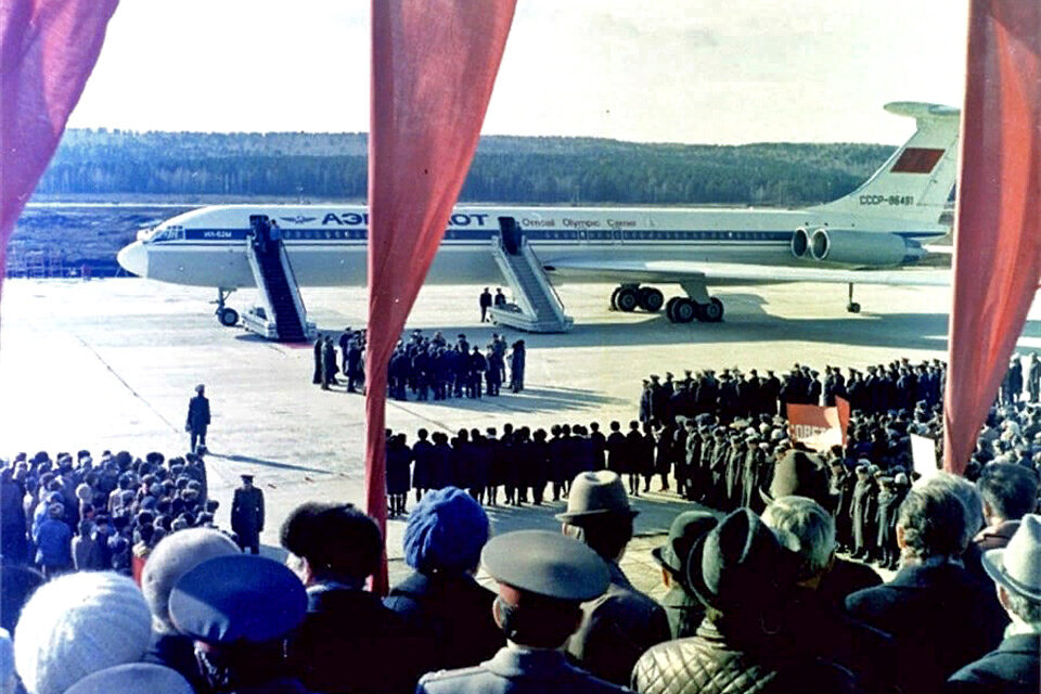     Так в солнечный день 25 октября 1980 года открывали аэропорт Емельяново, встречая первый рейс из Москвы
