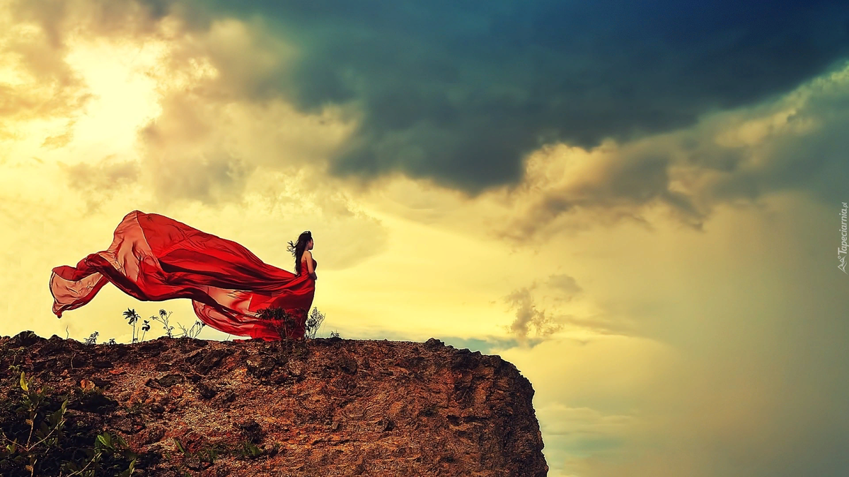 Девушка в Красном платье на вершине горы