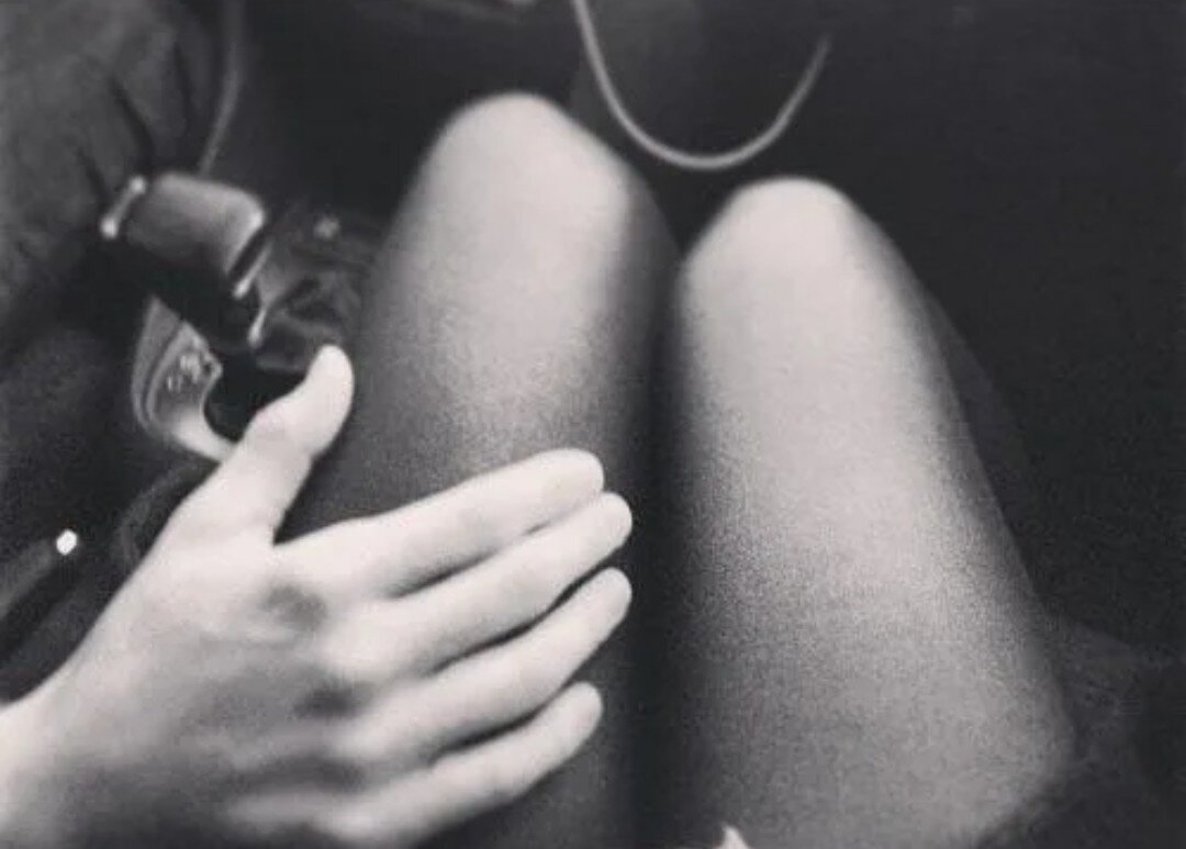 Фото рука парня на ноге девушки в машине