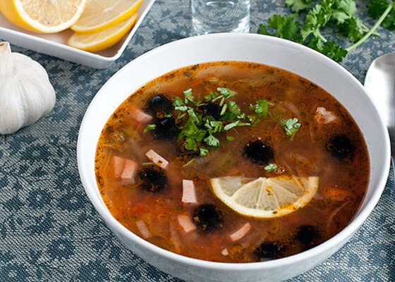 По поводу происхождения солянки осталось достаточно много споров, созвучие с «селянкой» говорит о зарождение уникального рецепта. Это первое блюдо можно готовить из любого имеющегося бульона – грибного, рыбного или же мясного. Одно название объединяет множество различных оттенков кулинарных ощущений. 
Главным является насыщенный вкус, который получается за счет соединения нескольких сортов и видов грибов (сырых, маринованных, сушенных), мяса (телятина, говядина, свинина, курица, субпродукты, копчености, колбасы) и рыбы. Выделяют основные ингредиенты томаты, квашеная капуста и соленые огурцы, которые придают блюду необходимую кислоту. Усилят вкусовые ощущения такие специи, как лавровый лист, соль, перец, гвоздика, а также огромное количество традиционной зелени – петрушки и укропа.