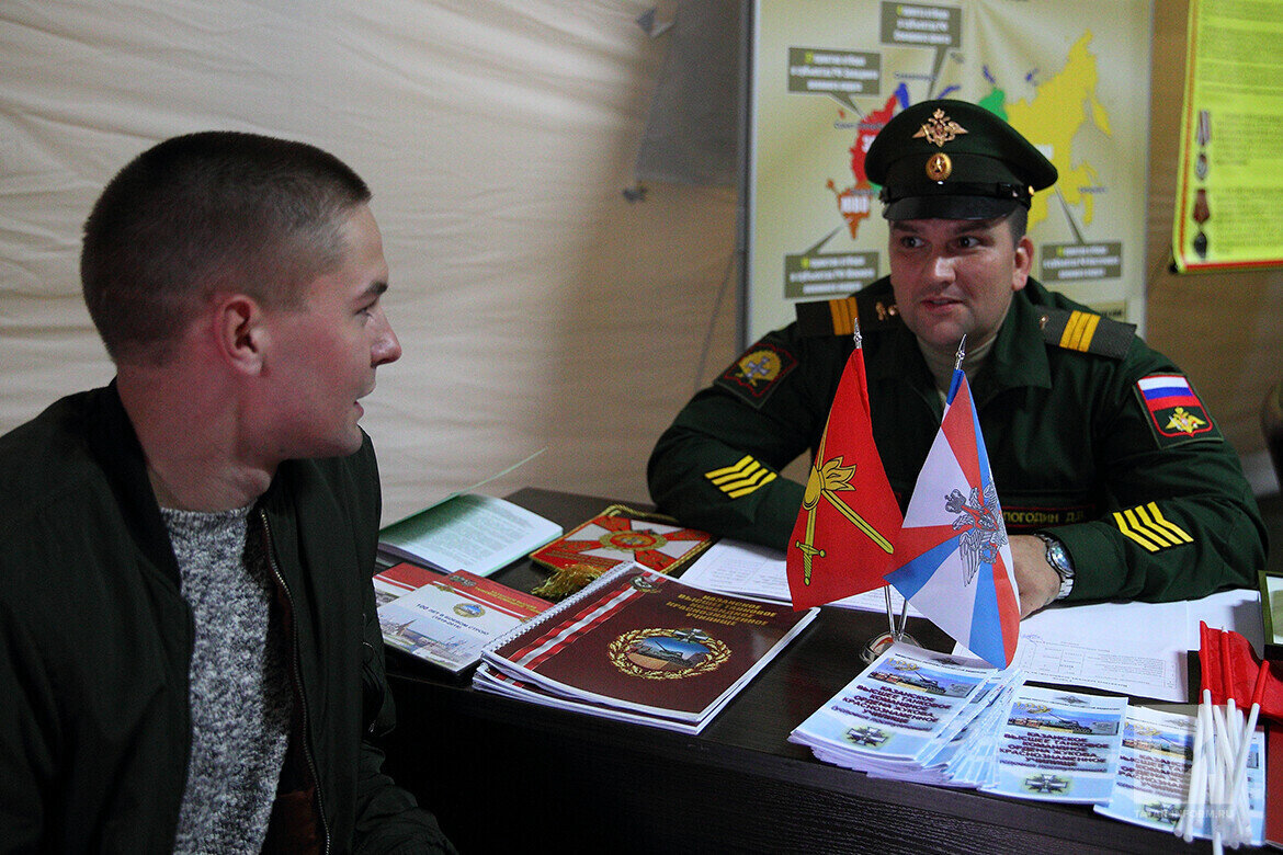 «Хәрби комиссариатларга чакырылыш башында килгән гражданнар өстенлек тәртибендә карала».Фото: © © Михаил Захаров