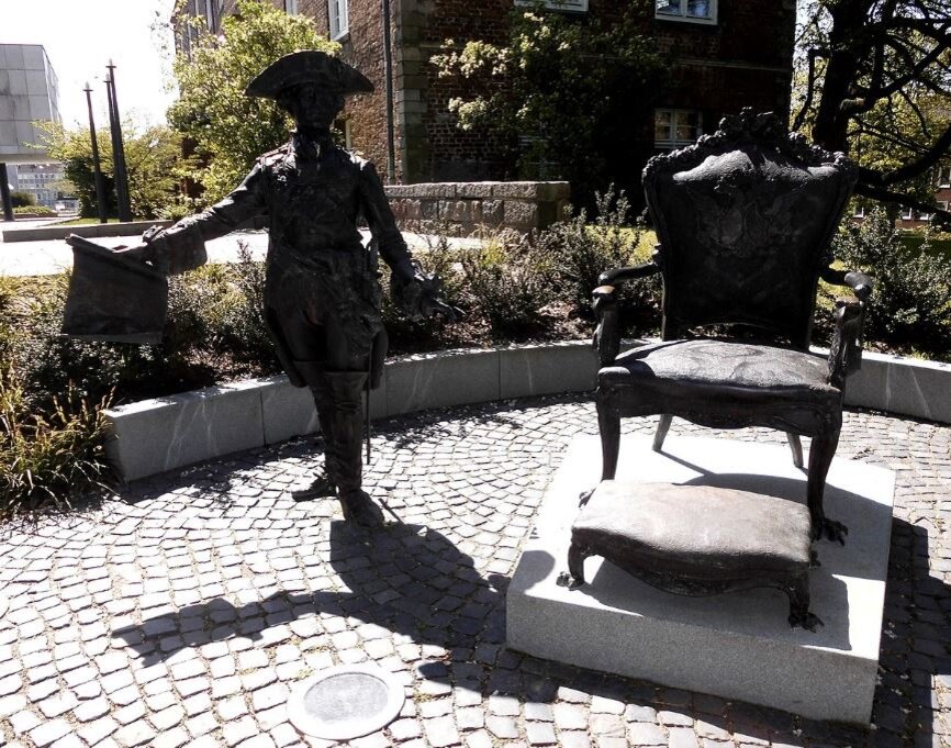 Памятник Петру III (Карл Петер Ульрих Гольштейн-Готторпский) перед замком Гольштейнов в его родном городе Киле. У него в руках свиток со словом "Мир" (по-русски), датой 1762 год и его подписи по-немецки и по-русски. О ЧЕМ ЭТО? Получив власть, Пётр III, преклонявшийся перед Фридрихом II, немедленно прекратил военные действия против Пруссии и заключил с прусским королём Петербургский мирный договор в 1762.