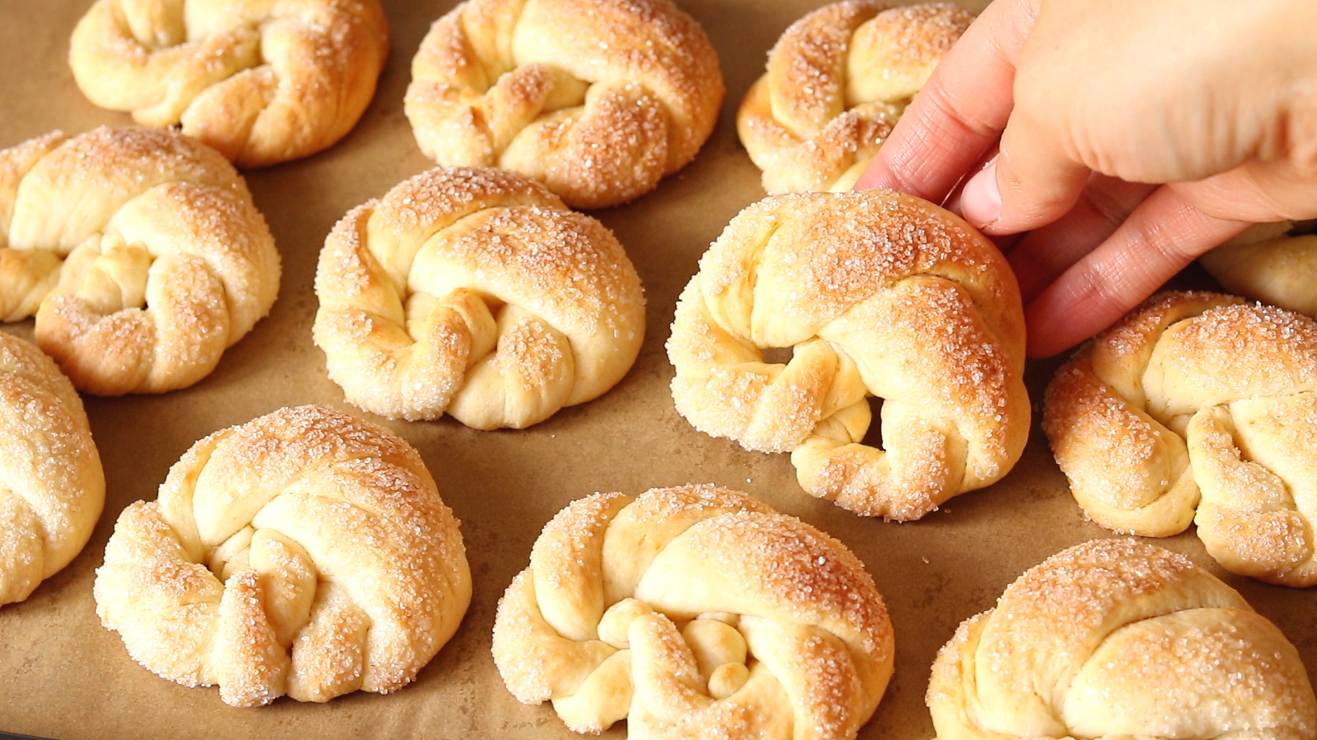 🥨 Простейший рецепт — крендельки сахарные на сметане. Их любят все!  Идеальная домашняя выпечка