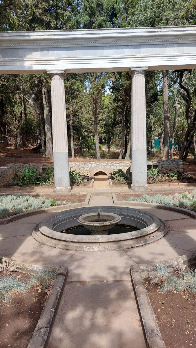Фонтанчик в античной беседке