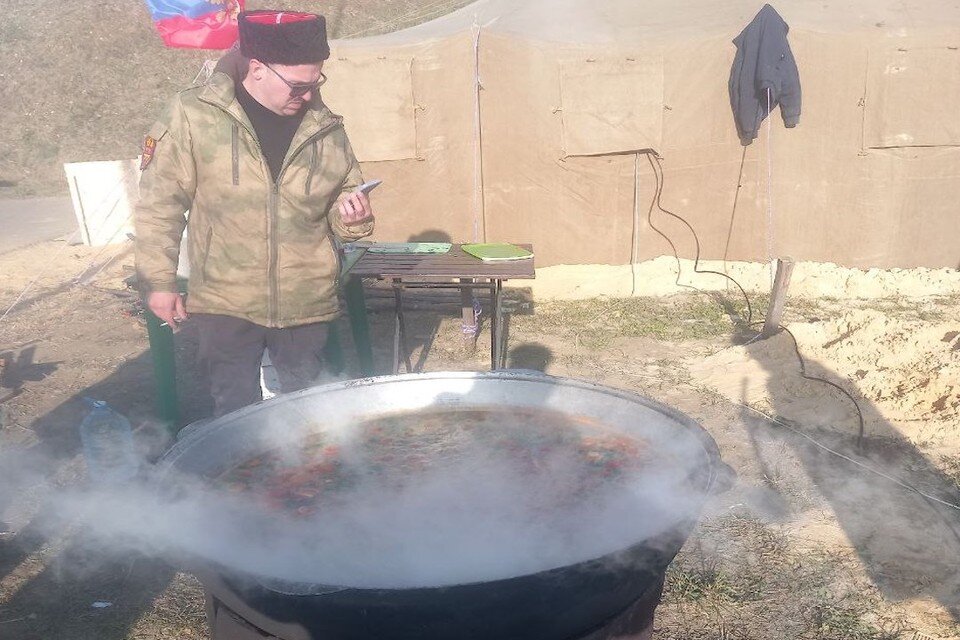     Уху и плов готовят и в палатке, и на огне. Фото: Телеграм-канал «ТаманьСВО».