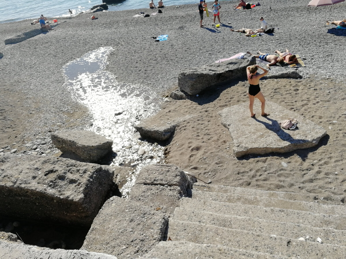 Штыри в море в Гаграх