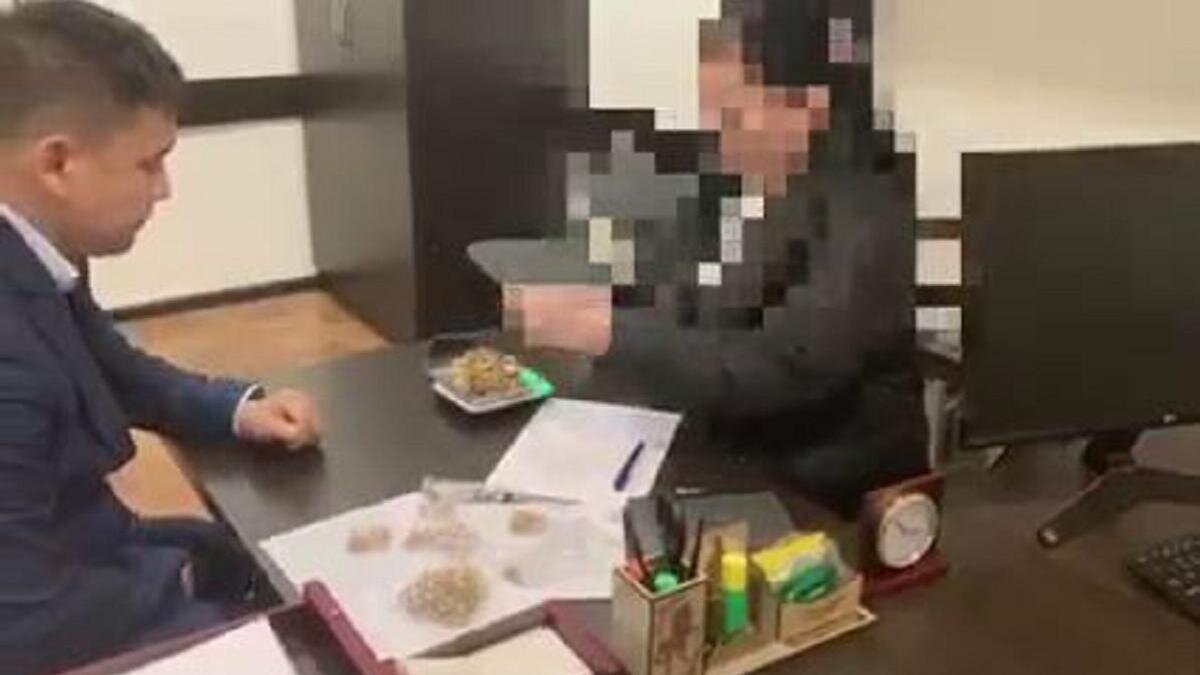    Женщина взвешивает золото:otyrar.kz