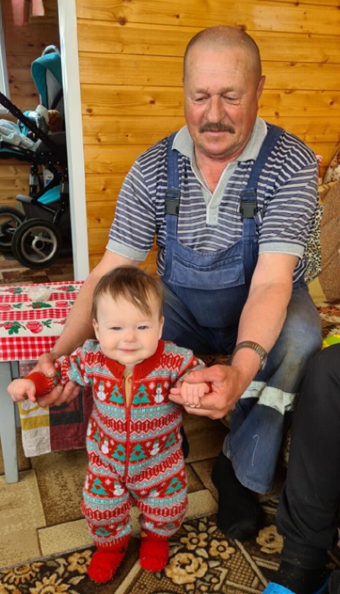 Дедушка Миша. Здесь я только начала учиться ходить) 