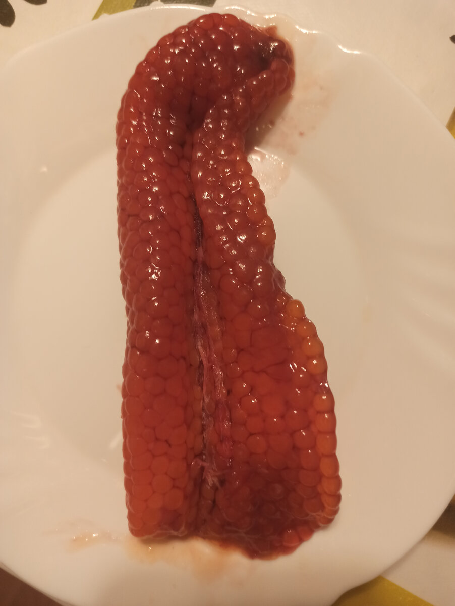 Выложила икру на тарелочку.