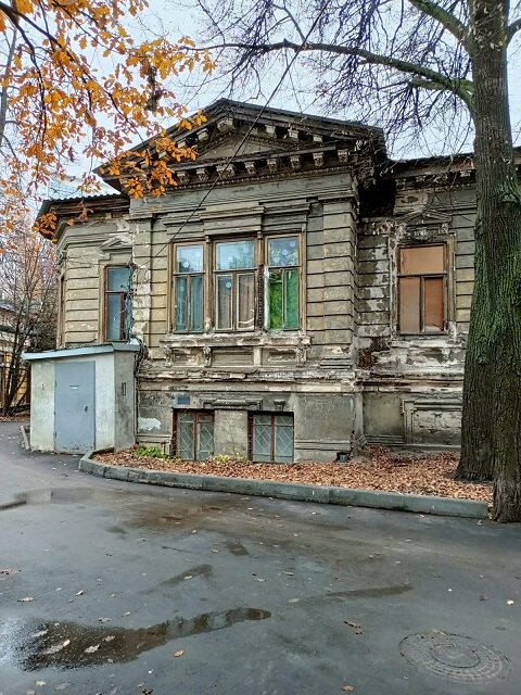 Здесь несколько фотографий усадьбы Щелокова. Можно увидеть, что дом буквально рассыпается. 