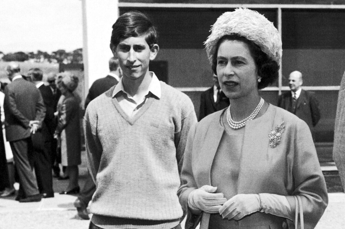     Почему школьные годы короля Карла стали для него «сущим адом»?