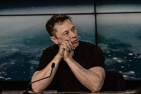    Илон Маск посетовал на работу с утра до ночи