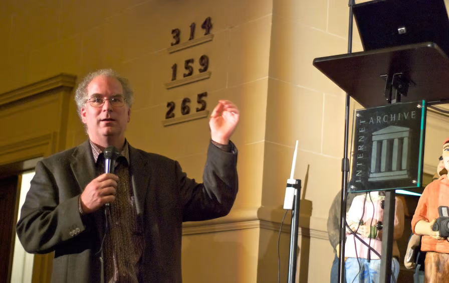 Брюстер Кале в офисе Интернет-архива в Сан-Франциско, 2010 г.