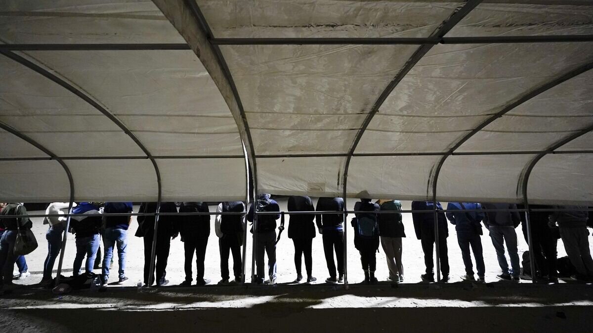    Группа мигрантов на границе Мексики с США© AP Photo / Gregory Bull