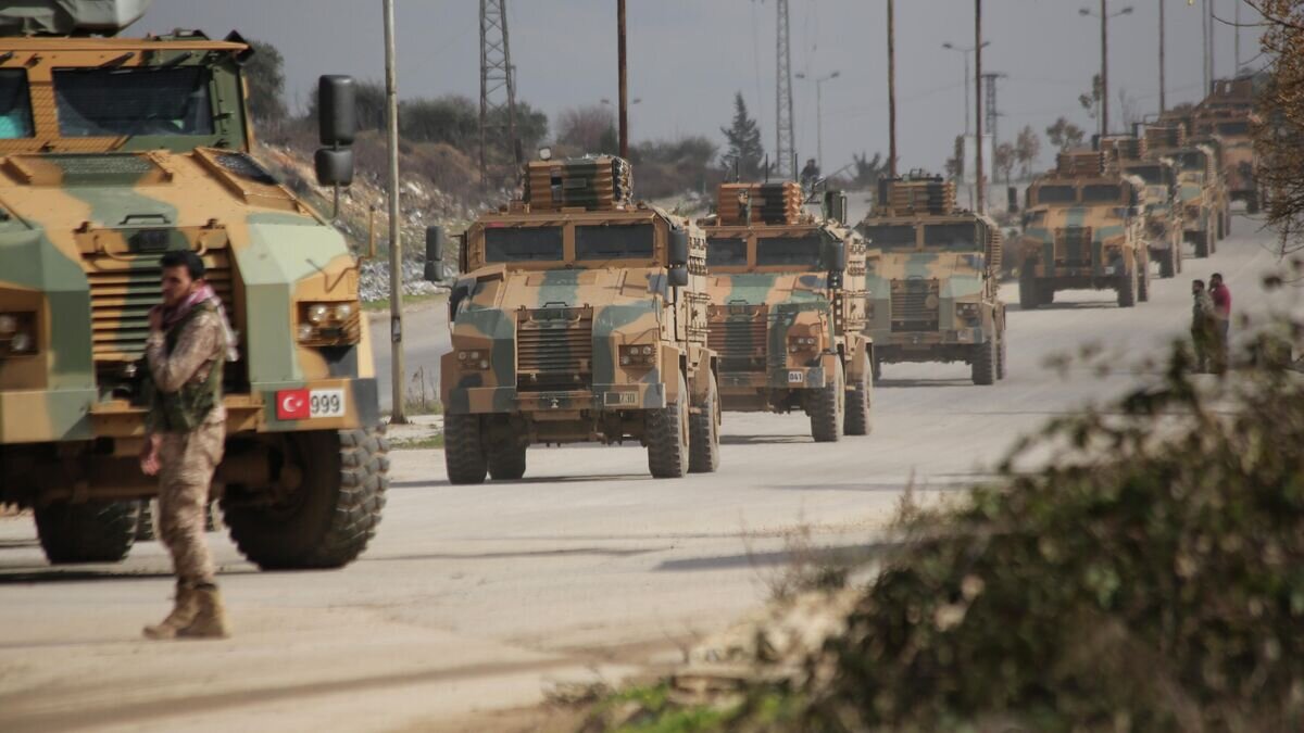    Турецкий военный конвой в провинции Идлиб, Сирия© AP Photo / Ghaith Alsayed